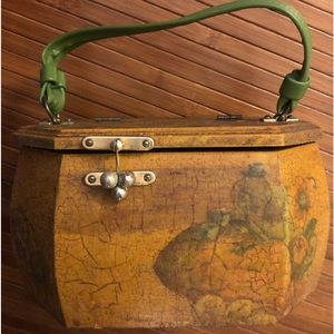 Vintage wooden purse so unique and charming ✨💫